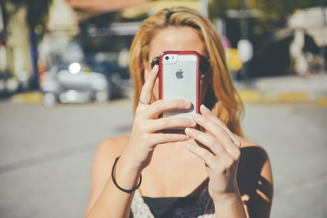 Jak nakleić folię na telefon komórkowy?