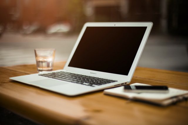 Laptop czy komputer stacjonarny – co wybrać?