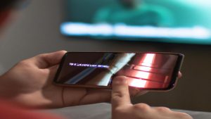 Jak udostępnić ekran z iphone na tv?